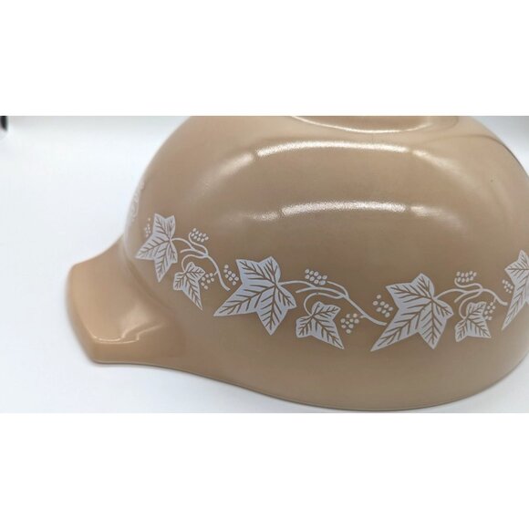 Vintage Pyrex Sandalwood 444 Cinderella Mixing Bowl Tan with White Ivy - Picture 3 of 16